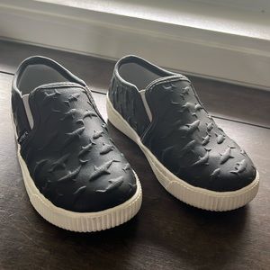 Black toddler boy shark print slip-ons